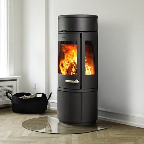 Aperçu: Poêle à bois Morsoe 7943 | 7,3 kW avec un compartiment pour ranger le bois